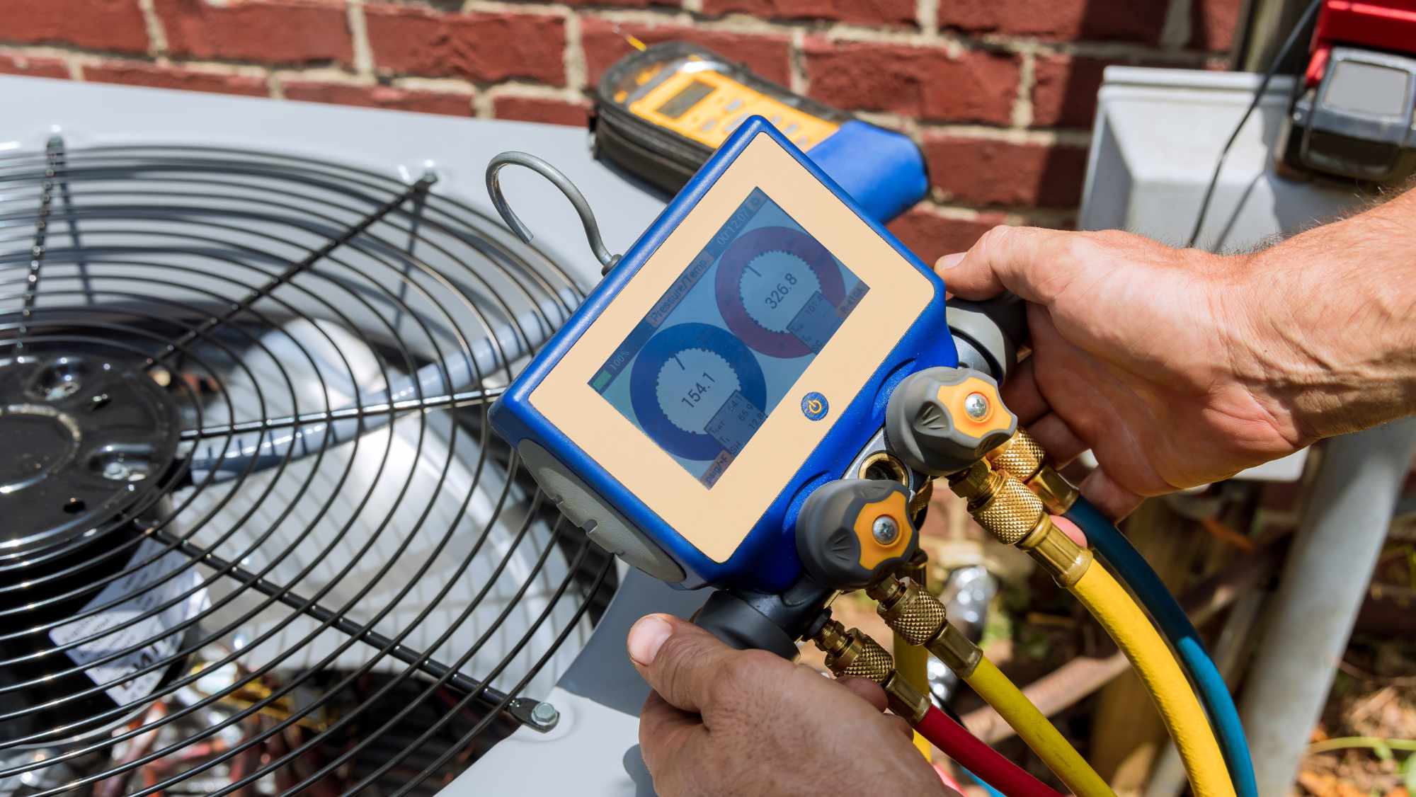 Air conditioner check service, leak detection, fill refrigerant, device meter liquid cooling in specialist technicians.